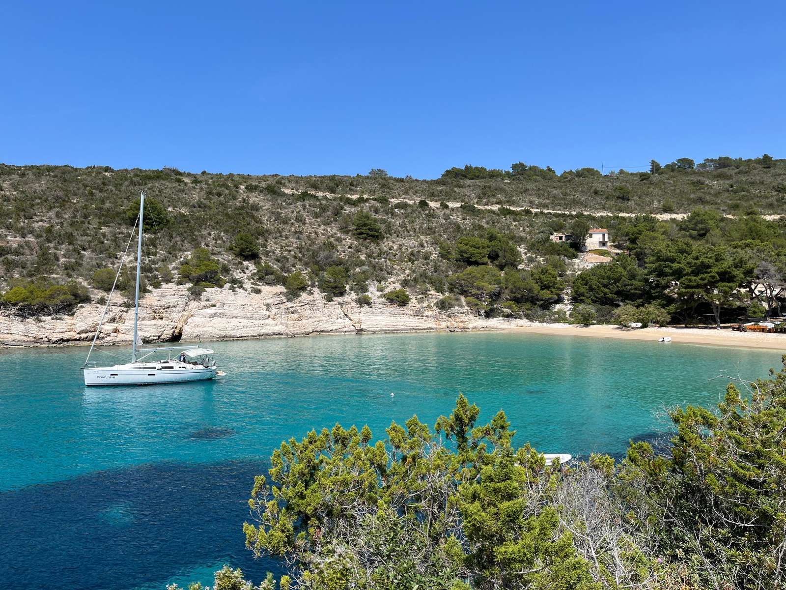 Segelyacht vor Anker in der türkisen Bucht Porat auf Biševo