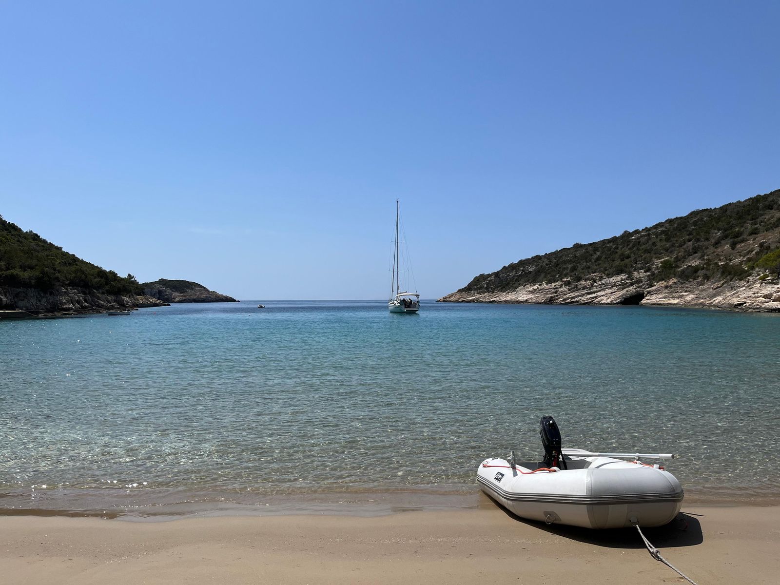Dinghy am Sandstrand der Plaža Porat