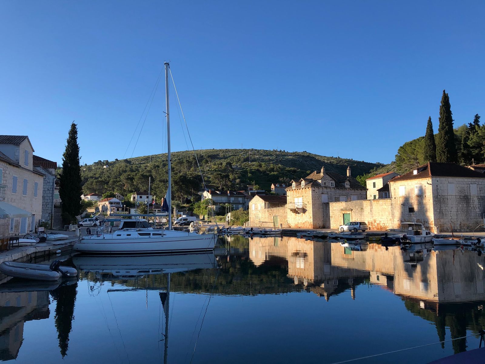Segelyacht an der Pier von Bobovišća auf Brač im Morgenlicht