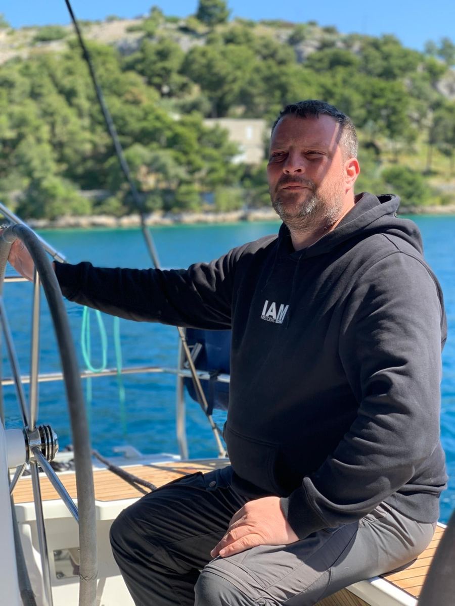 Hartmut am Steuer einer Segelyacht vor der kroatischen Küste