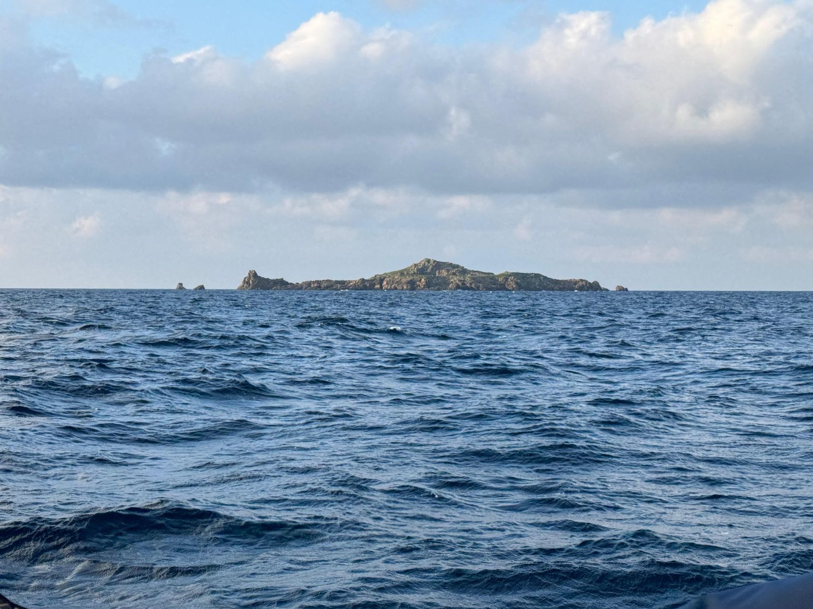 Die kleine Felseninsel Brusnik am Horizont