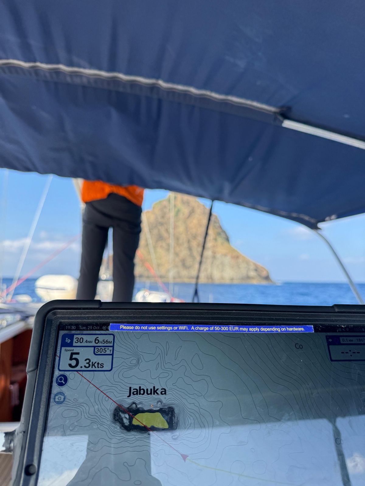Der Plotter zeigt Jabuka, dahinter steht der echte Felskegel
