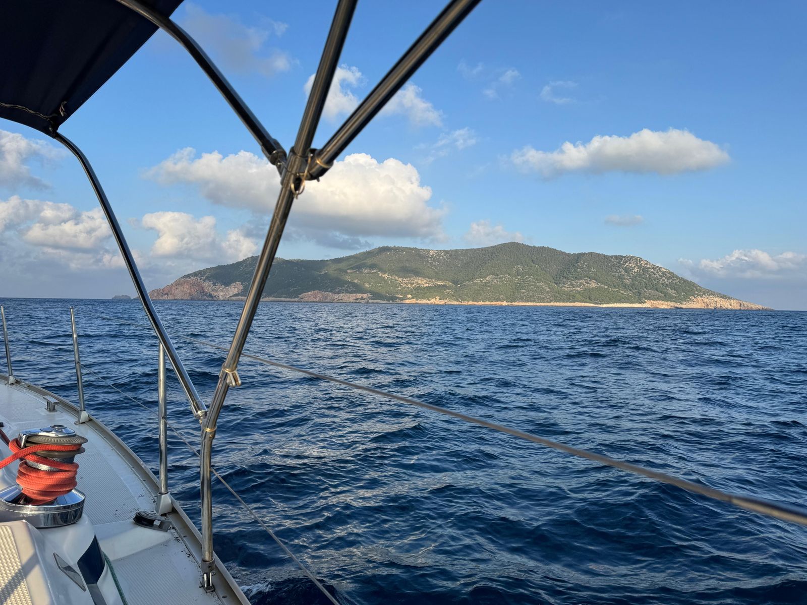 Die Insel Sveti Andrija mit roten Klippen, vom Boot aus gesehen