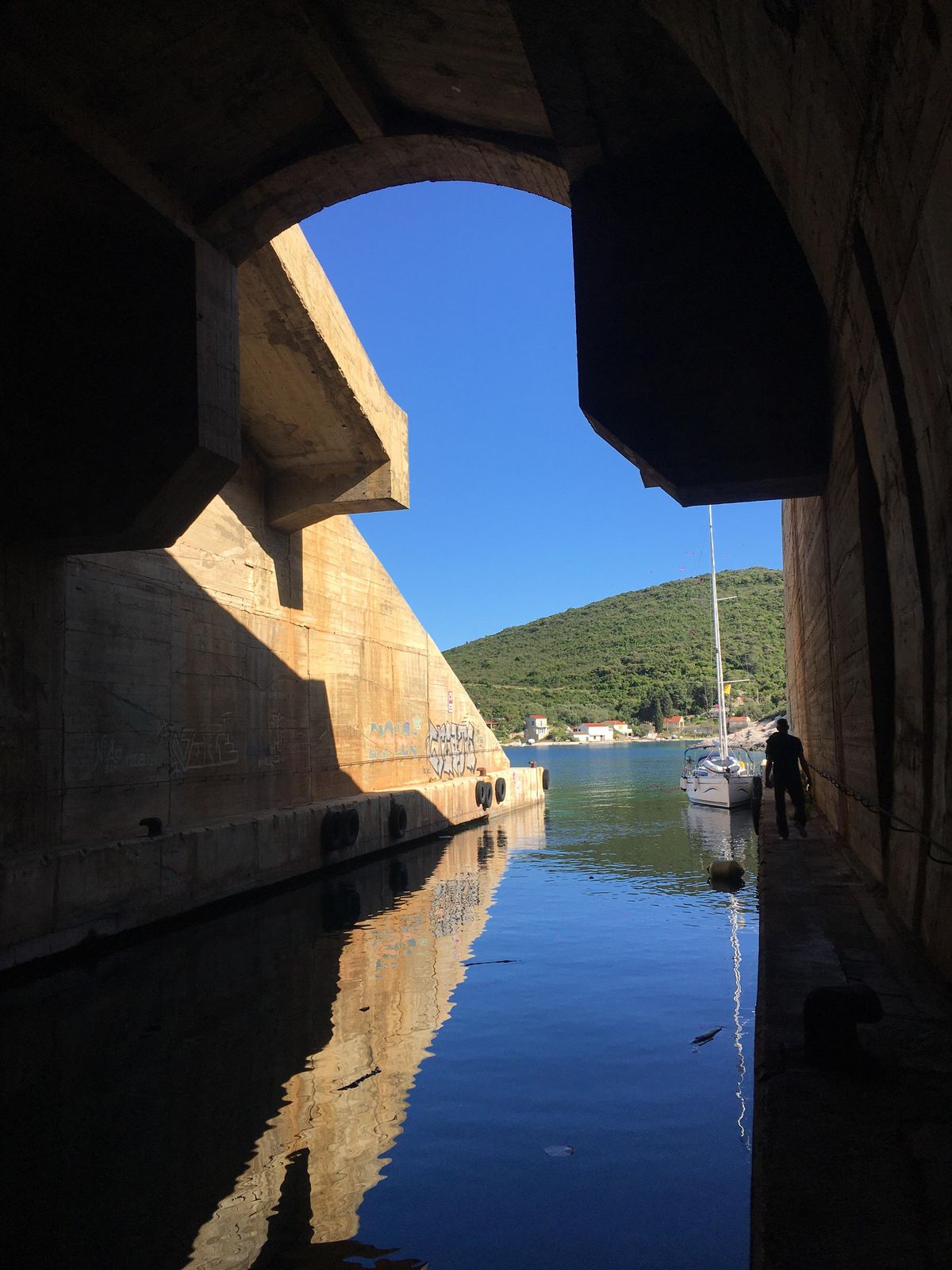 Blick aus dem Tunnel auf die Bucht Rogačić