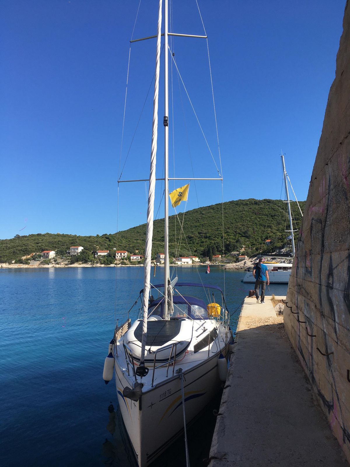 Segelyacht an der Mauer des Tunnels in der Bucht Rogačić