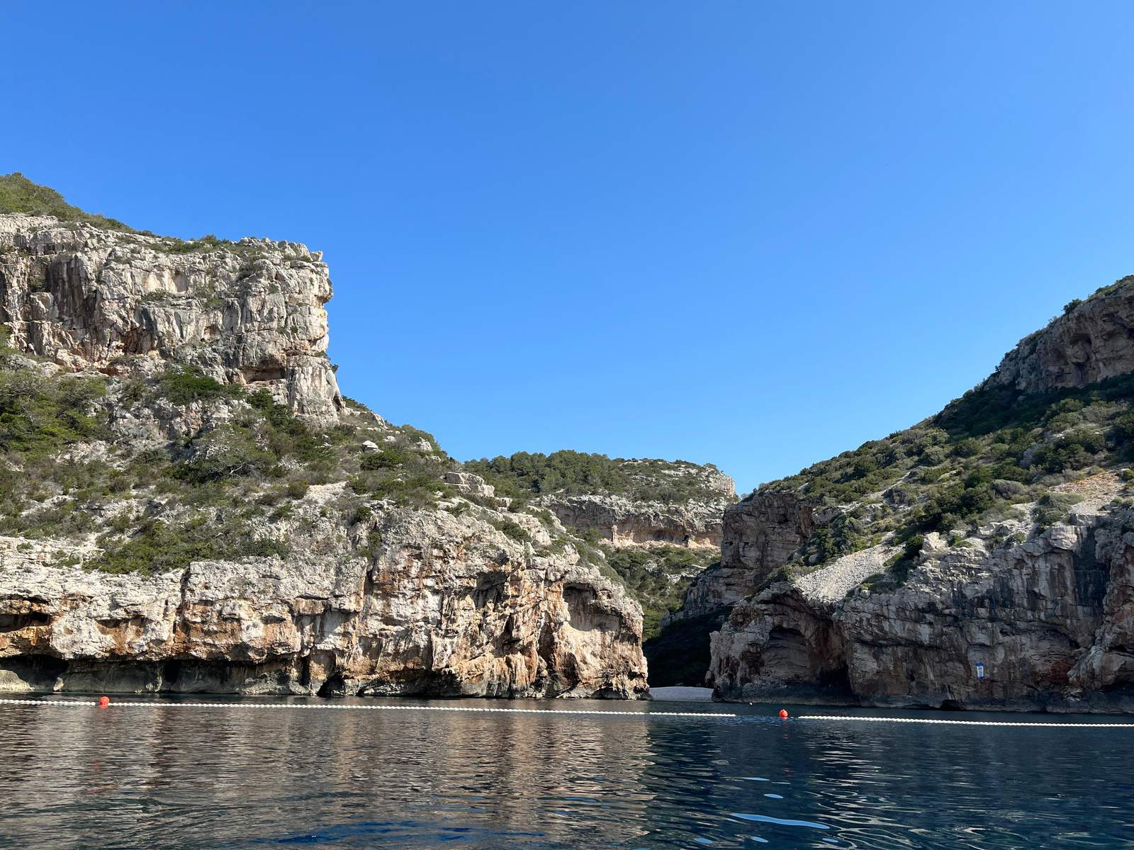 Blick vom Boot auf die Einfahrt der Bucht Stiniva